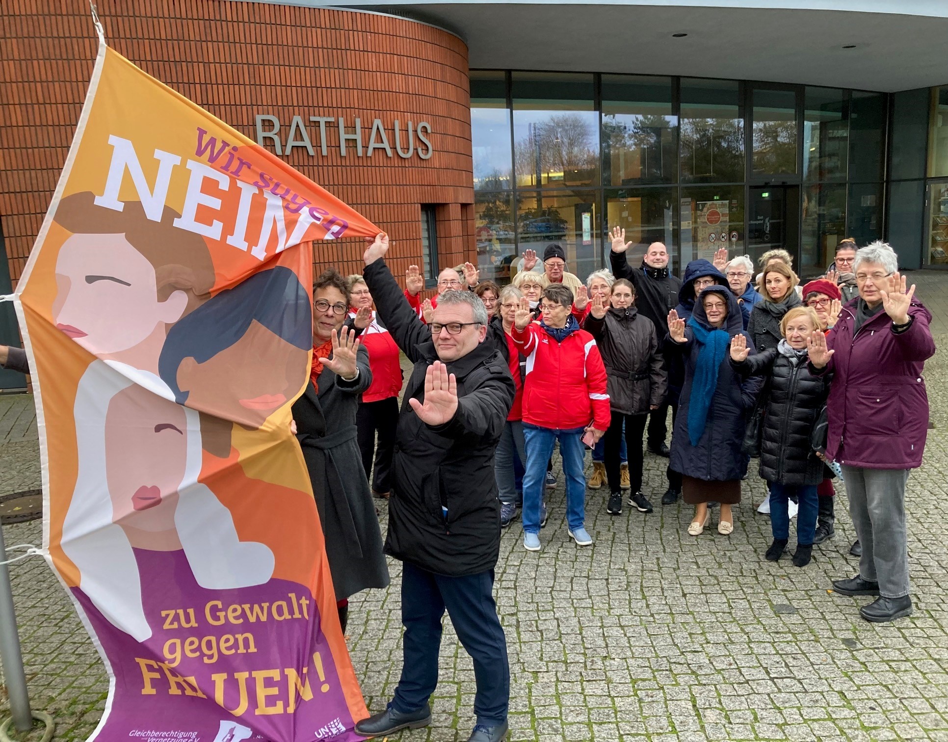 Die Stadt Hennigsdorf sagt NEIN zu Gewalt gegen Frauen.