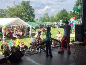 Kinder mit Clown Sommerfest_2017